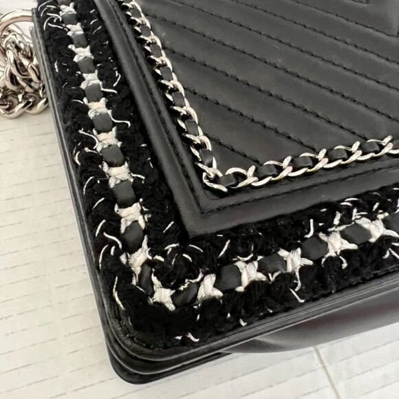 Chanel medium chevron braid around boy bag - Picture 8 of 15